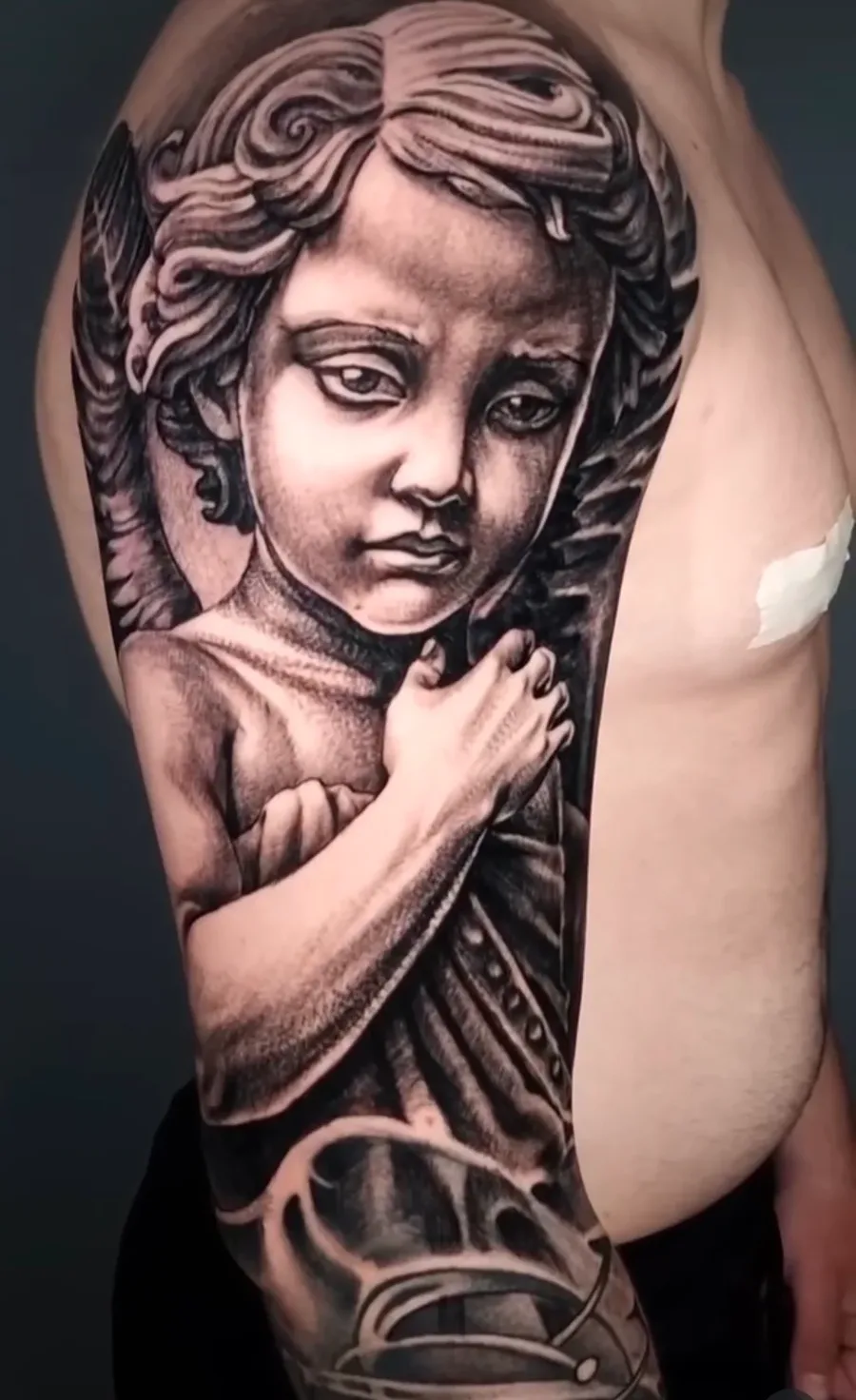 Реалистична татуировка купидон ангел — Море От Мастило, тату студио Бургас