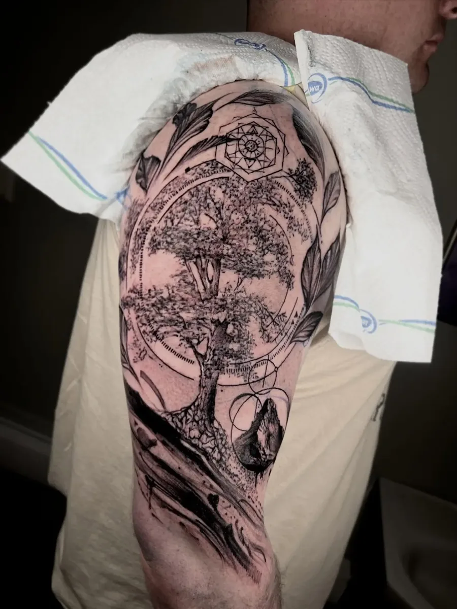 Детайлна blackwork татуировка дърво — Море От Мастило Бургас