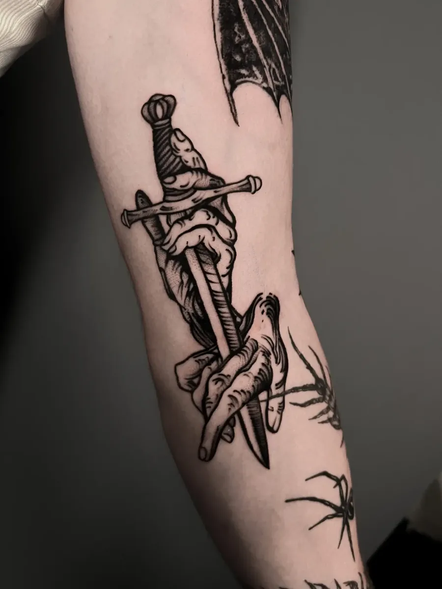 Blackwork татуировка меч — Море От Мастило Бургас