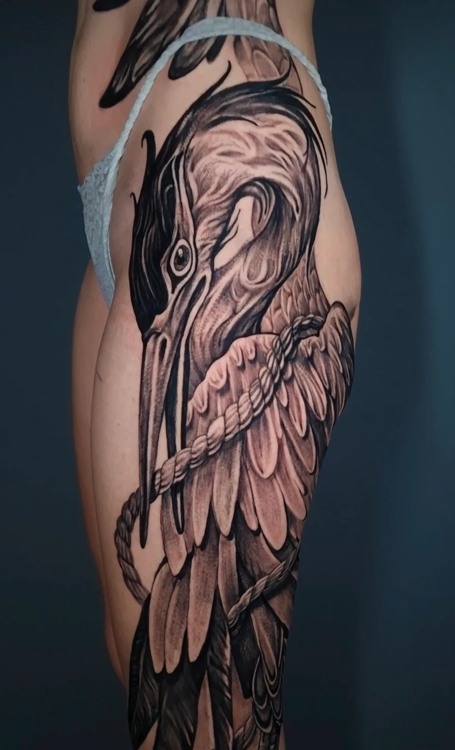 Татуировка птица на бедро — Море От Мастило Бургас