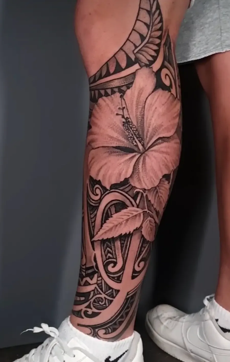 Полинезийска маори татуировка на крак — Море От Мастило Бургас