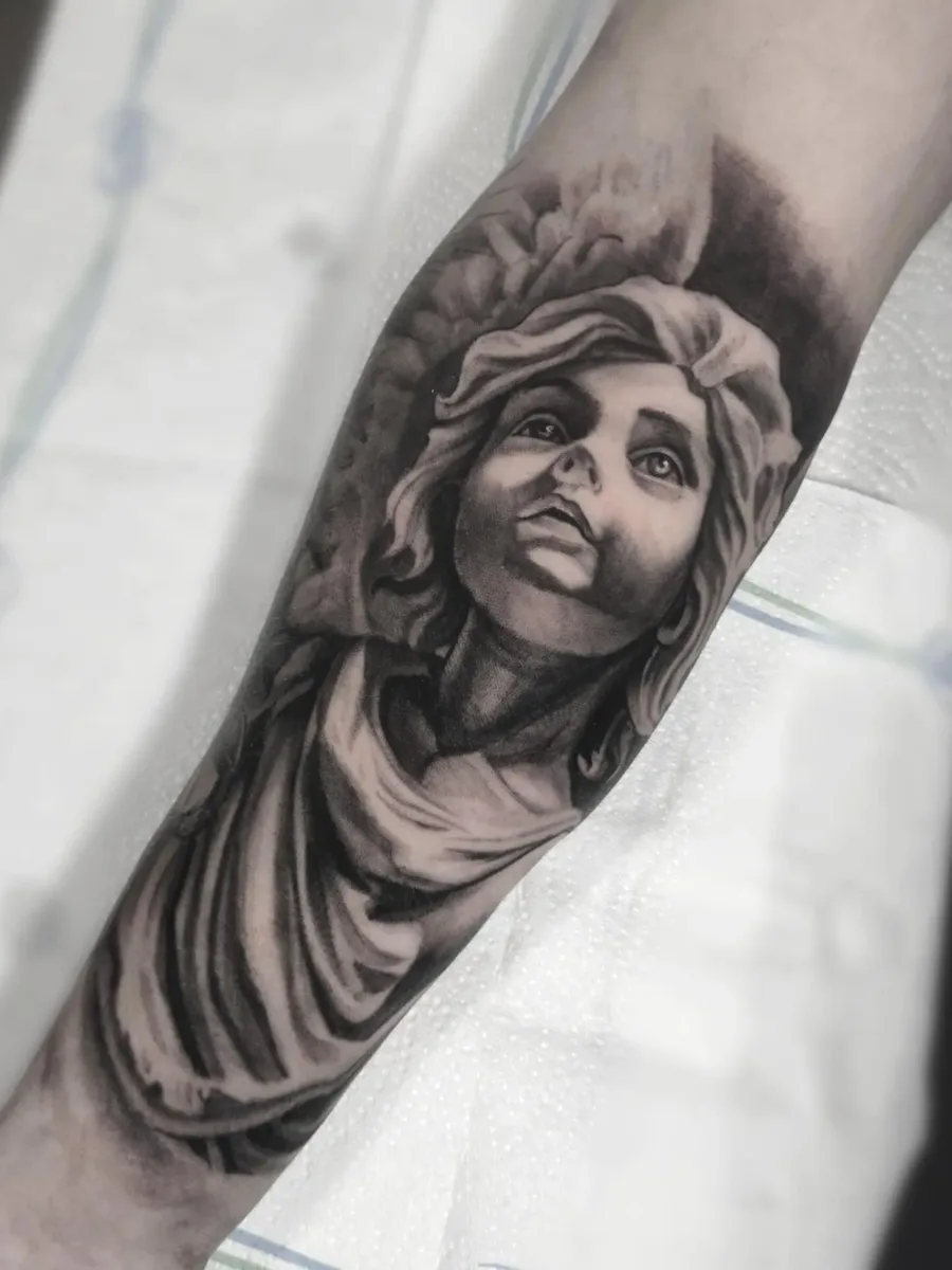 Реалистична статуя татуировка на ръка — Море От Мастило Бургас